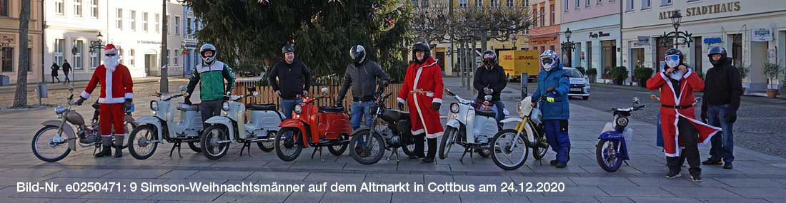 Simson-Weihnachtsmänner auf dem Cottbuser Altmarkt