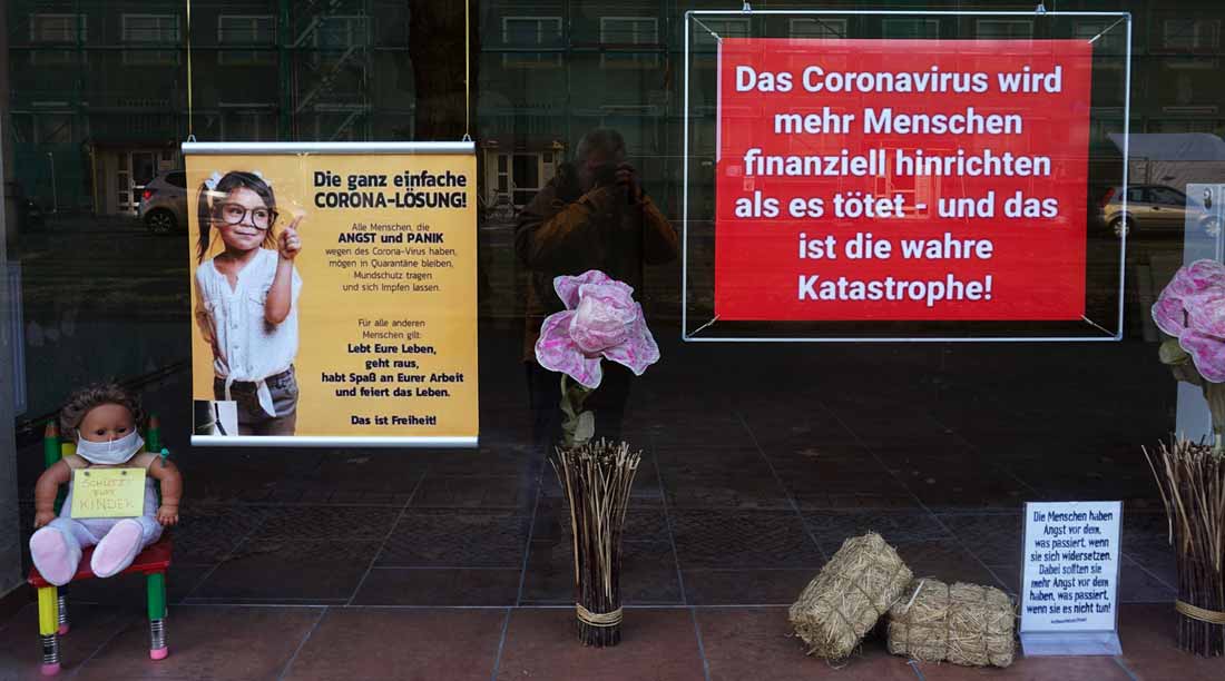 Protest in einem Schaufenster eines aufgeggeben Geschäftes in der Sandower Hauptstraße in Cottbus