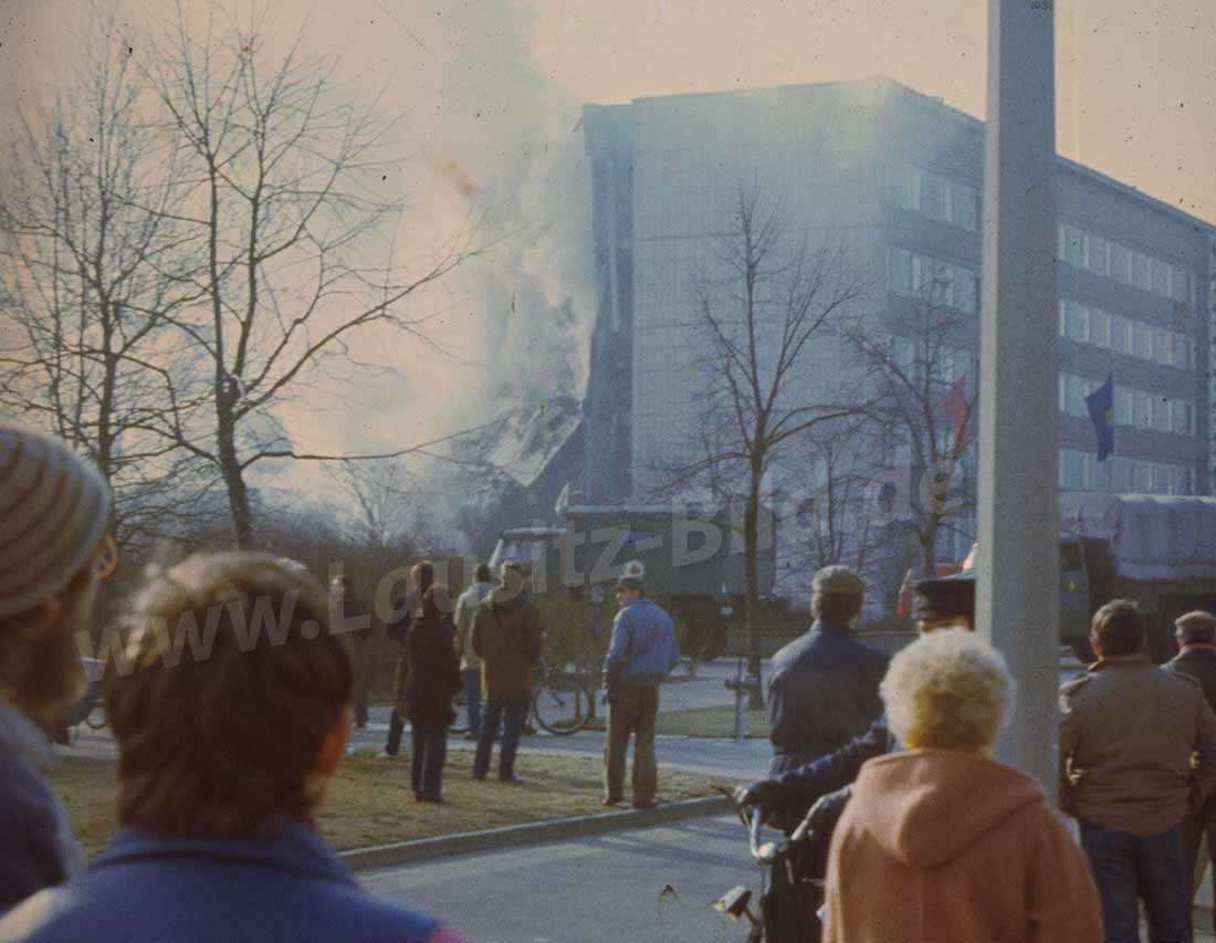 Blick auf das Internat III der Ingenieurhochschule Cuttbus mit der Einschlagstelle der MiG-21