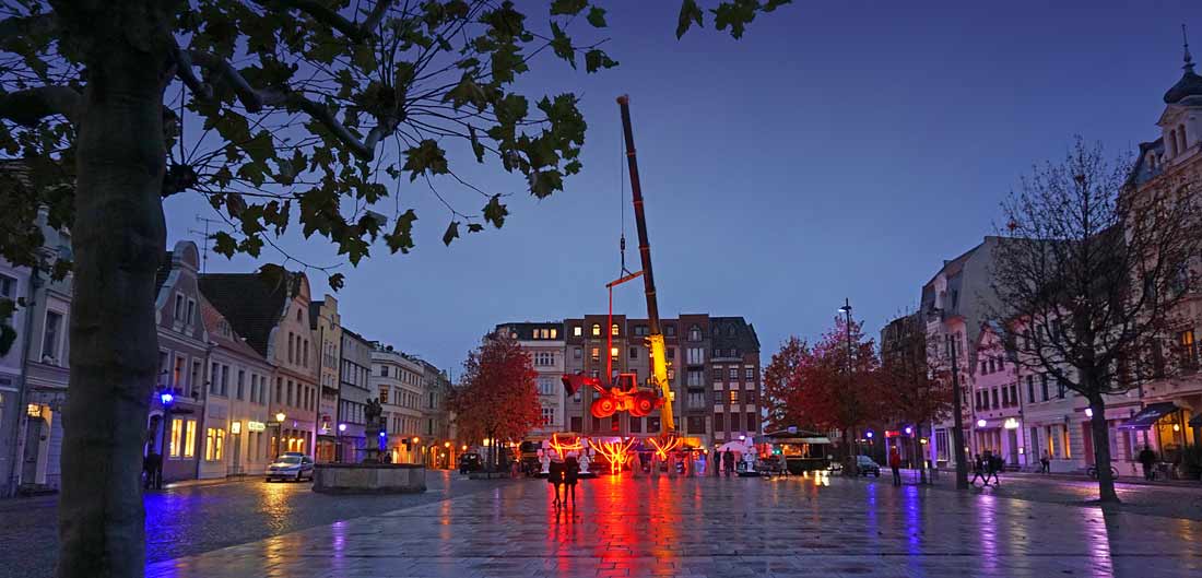 Bild-Nr e0245747: Hanitsch fährt schwere Technik auf den Altmarkt auf