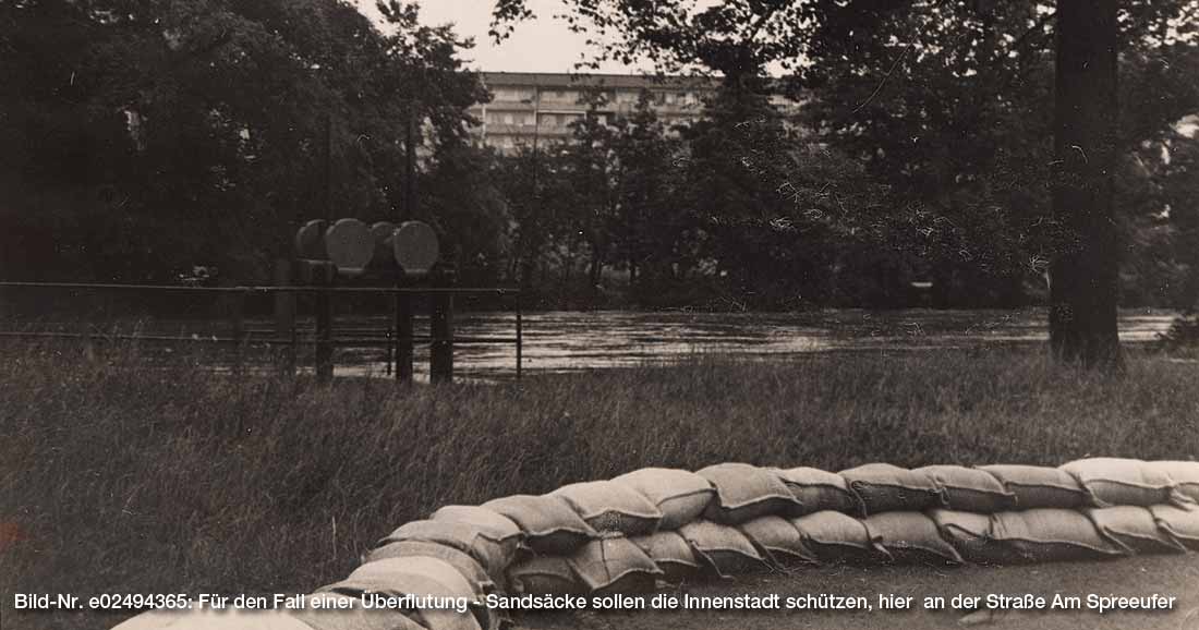 Sandsack-Barrieren für den Fall, das die Spree über das Ufer läuft in der Straße Am Spreeufer