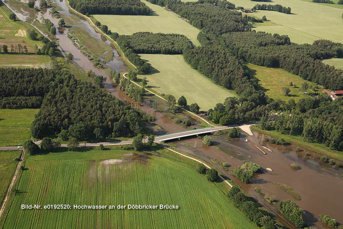 Hochwasser an der Döbbricker Brücke im Juni 2013