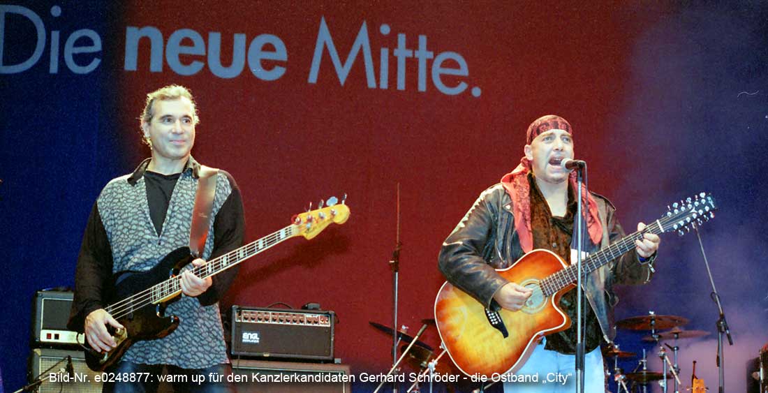 e0248877; Die Musiker der ostdeutschen Rockband `City` als Warmup für Gerhard Schröder (Scan vom Negativ-Film)