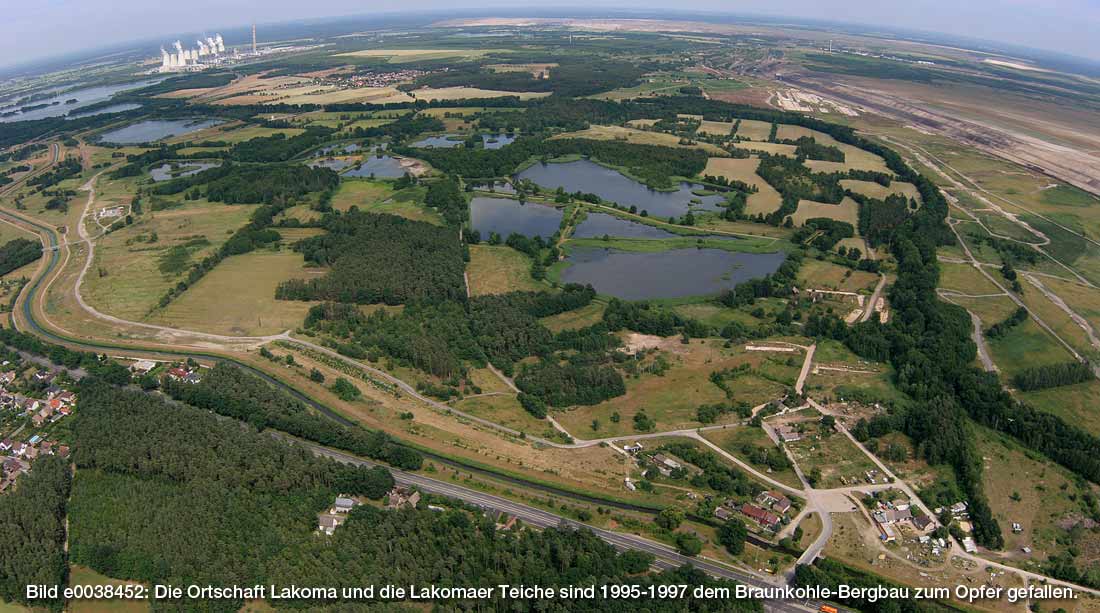 Blick auf den Cottbuser Stadtteil Lakoma (unten rechts) und den Lakomaer Teichen, die zwischen 1995 und 1997 dem Tagebau Cottbus-Nord (oben rechts) zum Opfer fielen