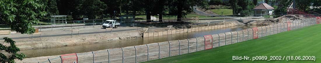 Bild-Nr. p0989_2002, Noch ist nicht ganz klar, ob hier eine Tribüne oder ein Schwimmstadion entsteht... (18.06.2002)