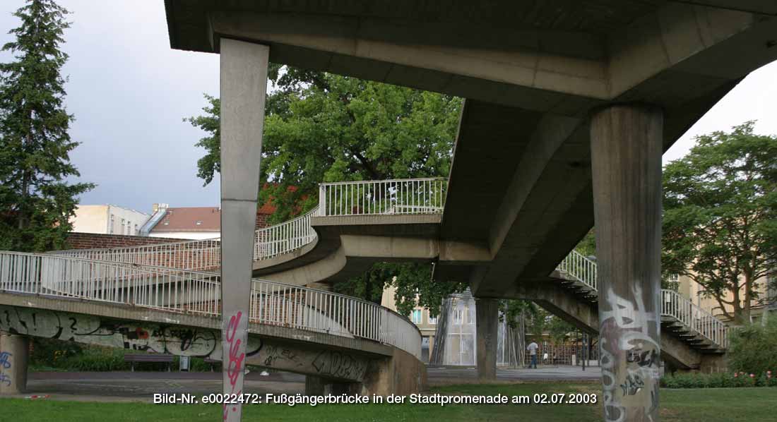 Fußgängerbrücke in der Stadtpromenade